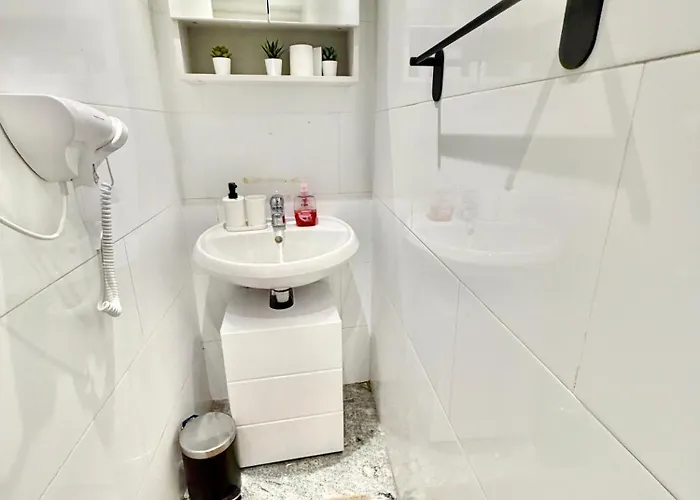 Spacious Ground Floor Near Center Viena