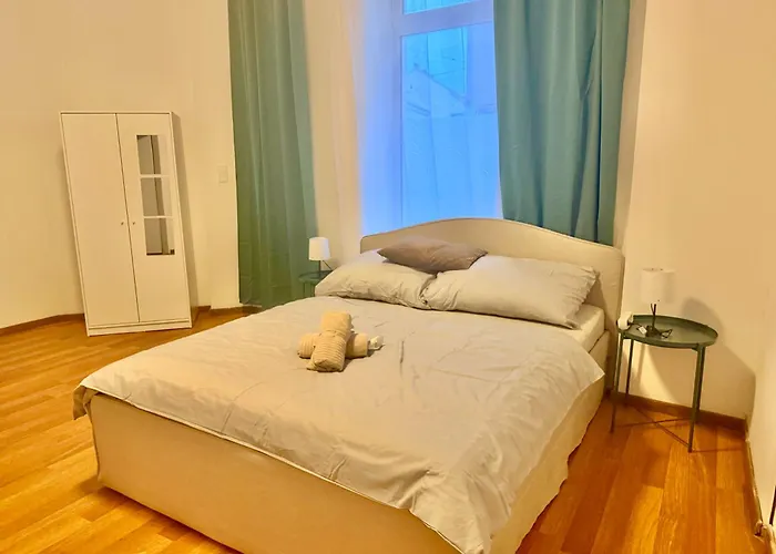 Spacious Ground Floor Near Center Viena