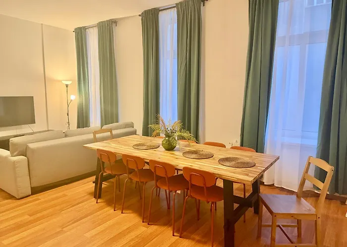 Spacious Ground Floor Near Center Viena