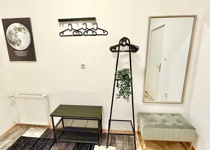 Spacious Ground Floor Near Center *